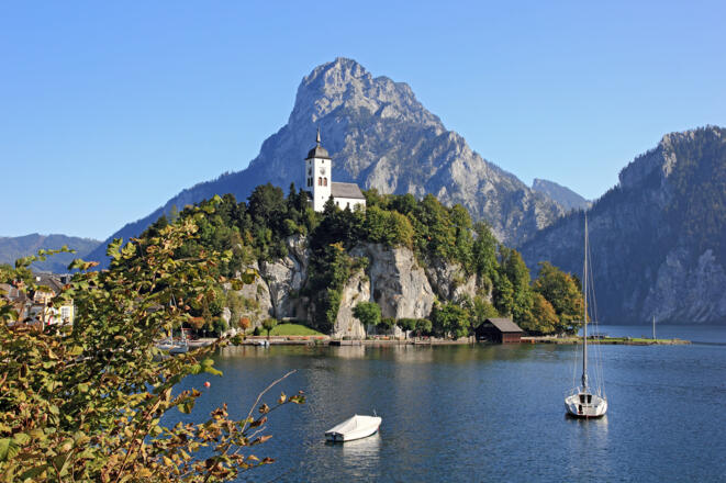 Die Johannesbergkapelle in Traunkirchen, dahinter der Traunstein.