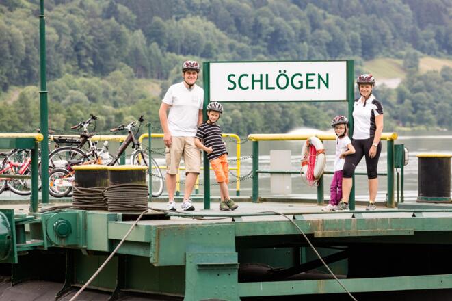 Familie auf Schiffanlegestelle