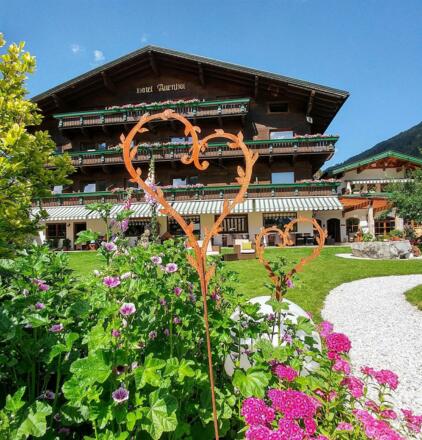 Hotelansicht mit Garten