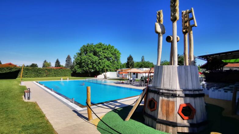 kleiner Spielplatz am Pool