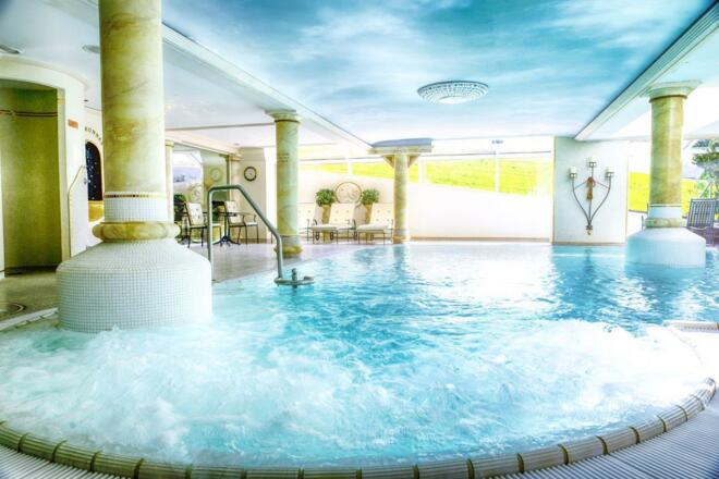 Hallenbad mit Whirlbänken