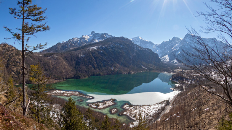 Blick vom Ameisstein auf den Almsee.