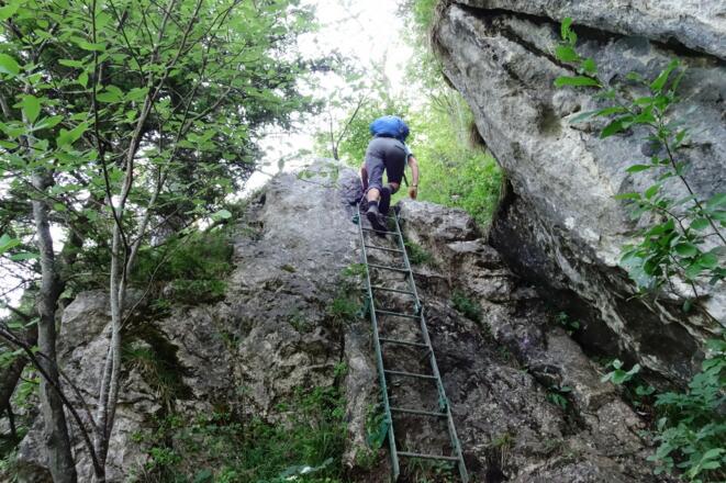 schöne Gratwanderung mit Versicherung durch Leiter und Seilen