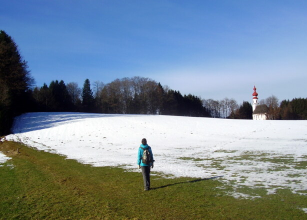 Auch in den Wintermonaten ist die Wanderung zur Kirche St. Johann am Berg reizvoll.