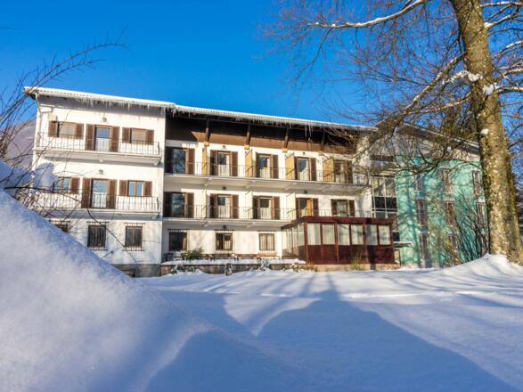 Marienheim Grünau im Winter Hausansicht