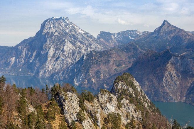 Blick vom großen Sonnstein über den kleinen Sonnstein zum Traunstein.