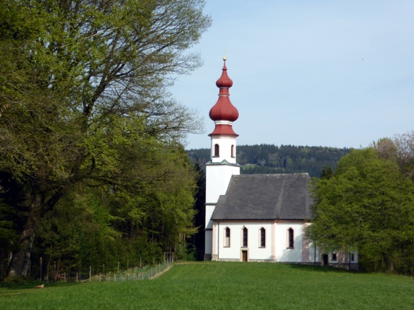 Die einsame Kirche St. Johann am Berg im Ortsteil Kleinköstendorf.
