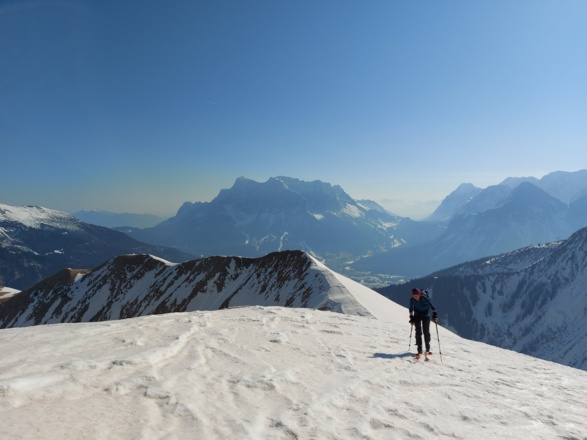 Im Hintergrund die Zugspitze und Hohe Munde