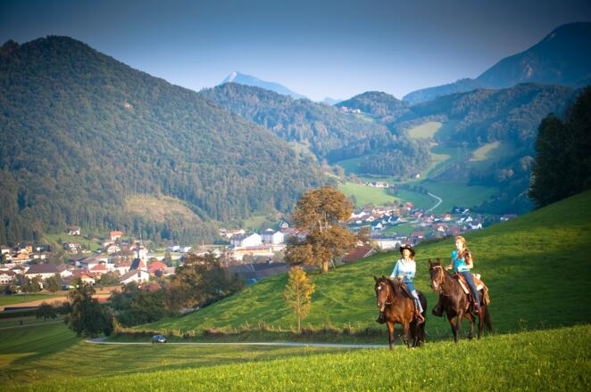 Zwei Reiter beim Ausritt im Hintergrund der Blick auf Ternberg