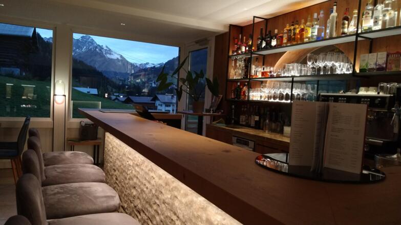 Hotelbar zum Sundowner mit Blick auf Widderstein