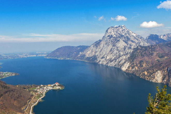 Blick vom kleinen Sonnstein nach Traunkirchen und über den Traunsee zum Traunstein.