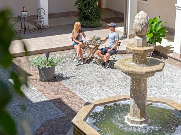 Brunnen im Innenhof Hotel Almtal