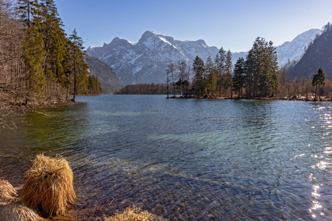 Almsee-Ostuferweg, Blick zur Almtaler Sonnenuhr.