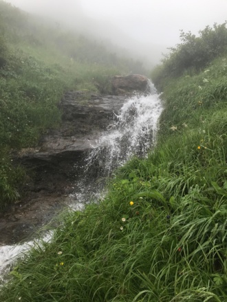 Een van de vele watervallen onderweg