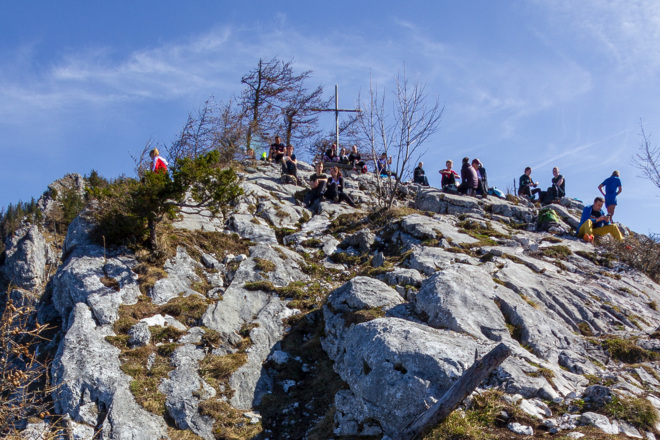 Der gut besuchte Gipfel des großen Schobersteins (1037 m).