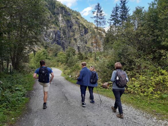 Wandelaars op weg naar astenalmen