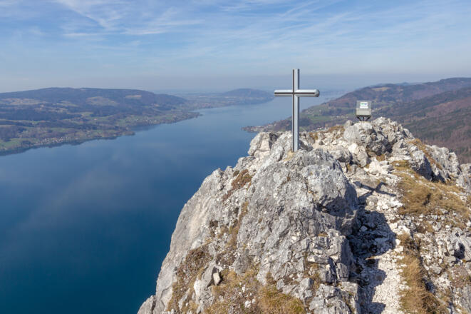 Gipfelkreuz am kleinen Schoberstein (985 m).