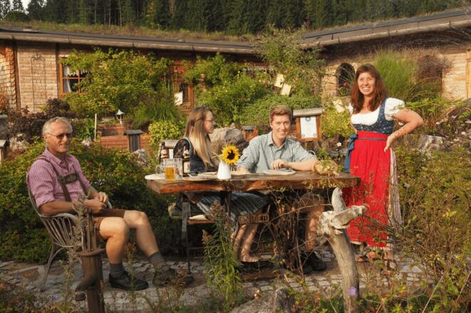 Familie im Kraeutergarten