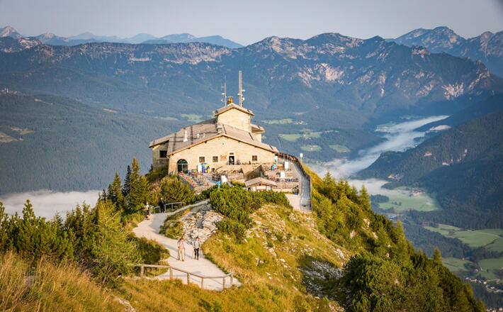 Das Kehlsteinhaus über dem herbstlichen Nebelmeer über dem Berchtesgadener Talkessel