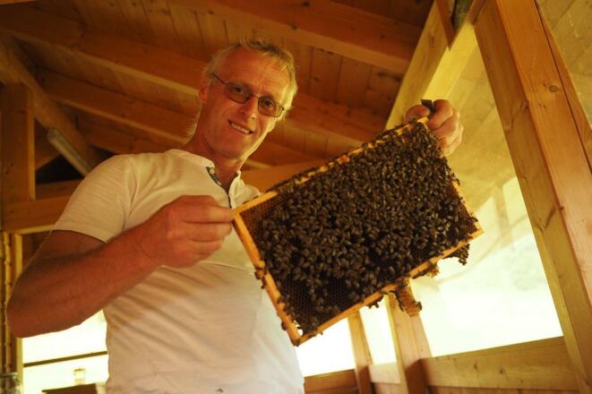 Simon mit Bienenstock