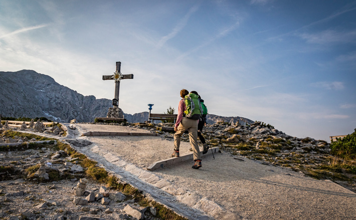 Das Gipfelkreuz des Kehlsteins vor dem Hohen Göll