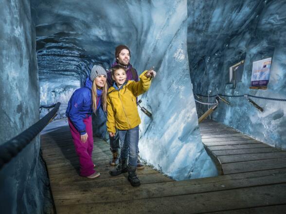 Eisgrotte-StubaierGletscher03-c-AndreSchoenherr