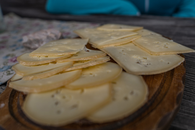 Selbtsgemachter Almkäse auf der Moosenalm