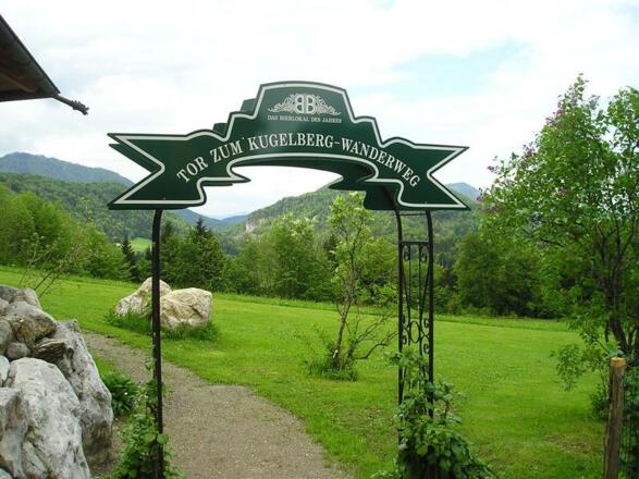 Tor zum Kugelberg-Rundwanderweg beim Bramsau Bräu