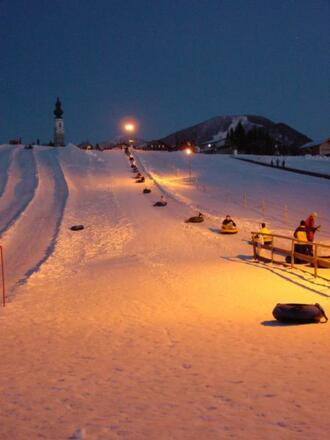 Snowtubing bei Flutlicht