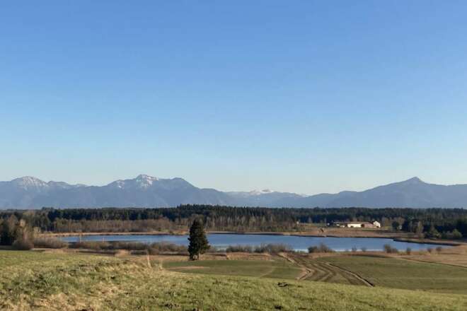 Das Alpenpanorama immer im Blick - im Vordergrund der Eschenauer See