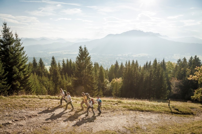 Wandergruppe auf dem Weg zur Denkalm
