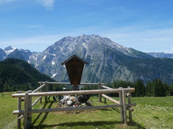 Wegkreuz mit Watzmann