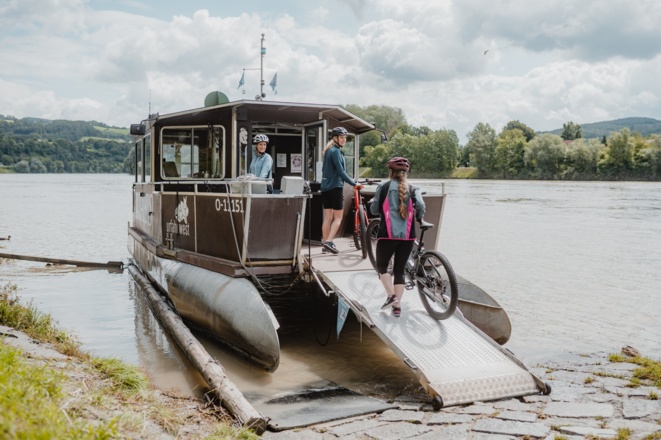 Radfähre "Donaubus" auf der Donau von Ottensheim nach Linz