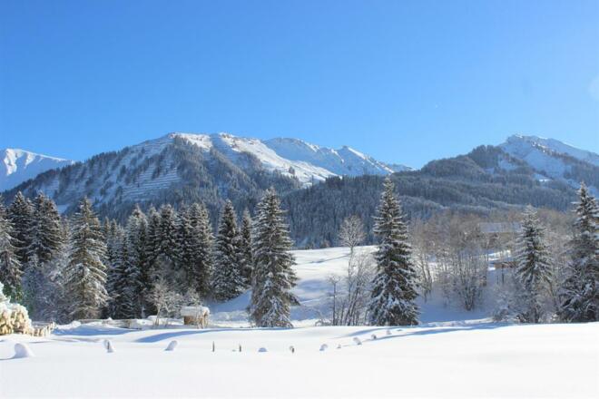 vor dem Haus mit Blick auf die Kanzelwand