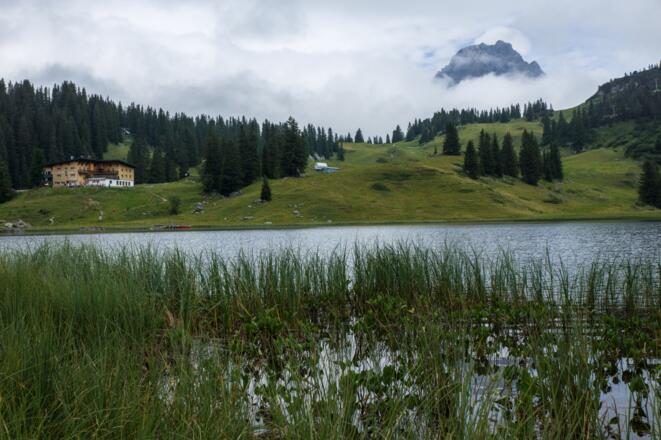 Körbersee mit Blick auf Berghotel Körbersee