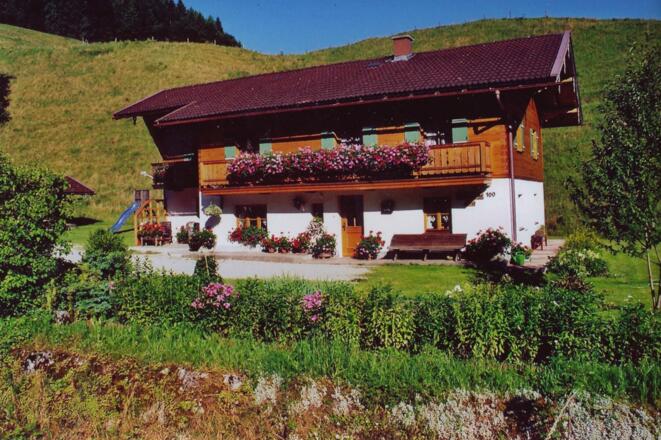 Hausansicht im Sommer