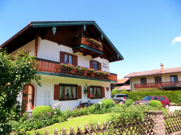 Hausansicht im Sommer