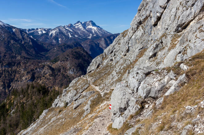 Rückblick auf den Aufstiegsweg, im Hintergrund der Schafberg.