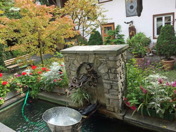 Gasthaus Baumgarten Brunnen im Innenhof