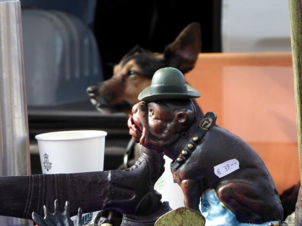 Jeden ersten Sonntag im Monat findet an der Seepromenade in  Mondsee ein origineller Flohmarkt statt.