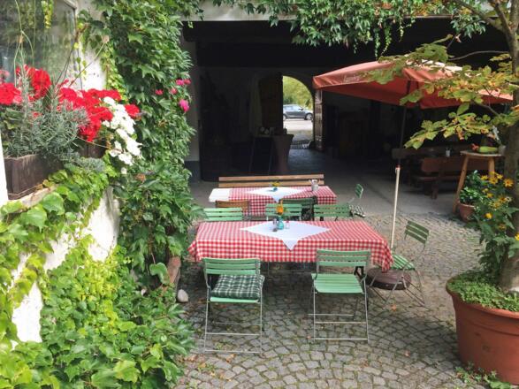 Gasthaus Baumgarten Gastgarten im Innenhof