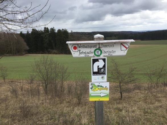 Von links gekommen und ( Nach der Hütte ) nach rechts laufen