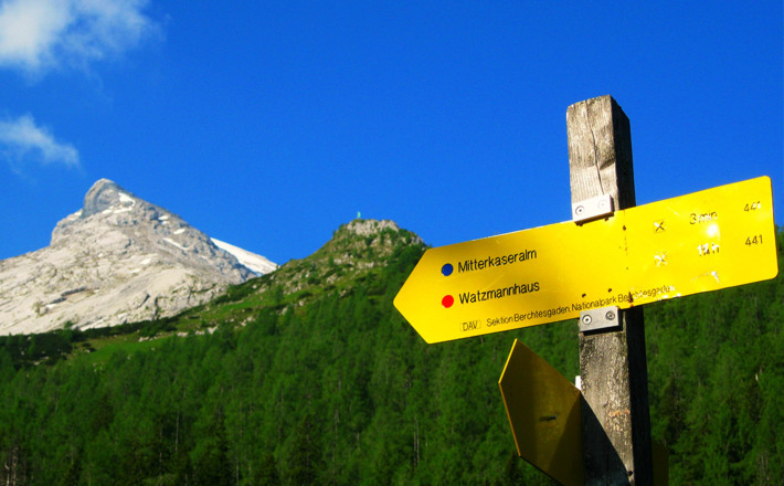 Die Fahne des Watzmannhauses ist von der MItterkaseralm bereits in Sicht