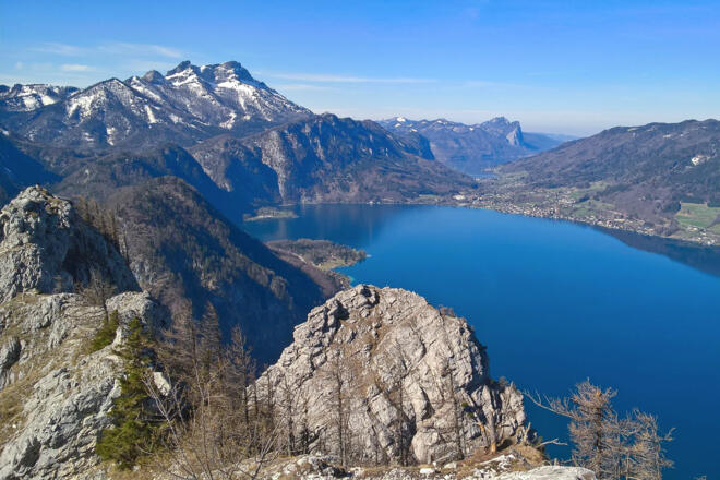 Blick vom großen Schoberstein über den kleinen Schoberstein, den Attersee und den Mondsee zur Drachenwand.
