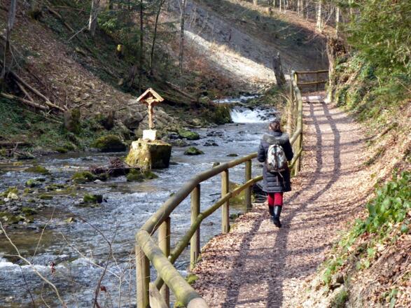 Der Helenenweg folgt der Zeller Ache.