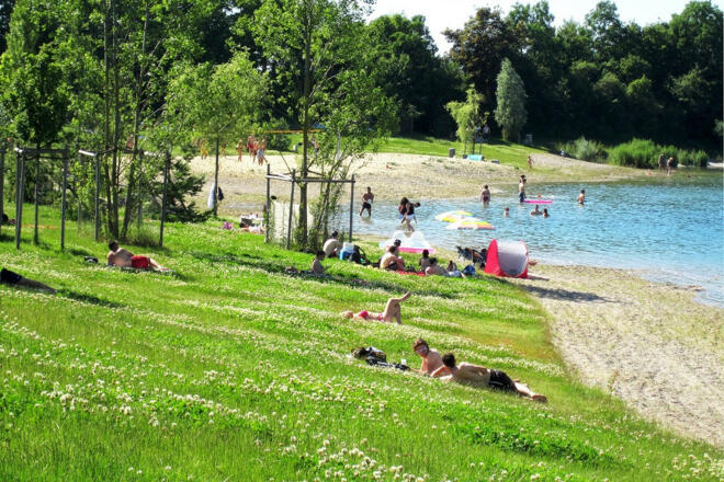 Badestrand und Liegewiesen im Naherholungsgebiet Pullinger Seen