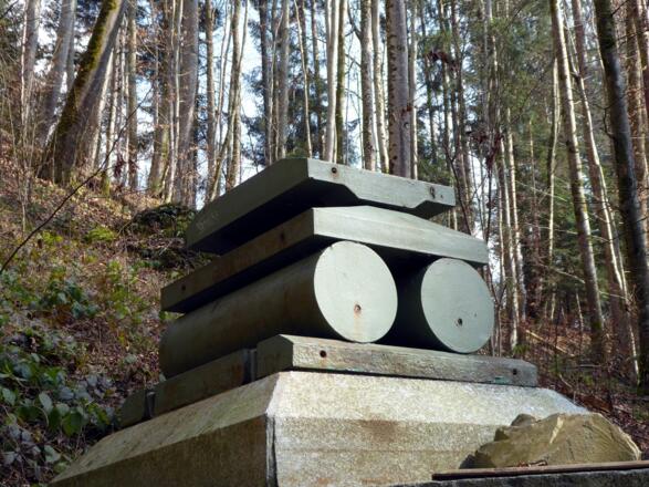 Auf solch einem Lager ruht die oberhalb vorbei führende Autobahn A 1.