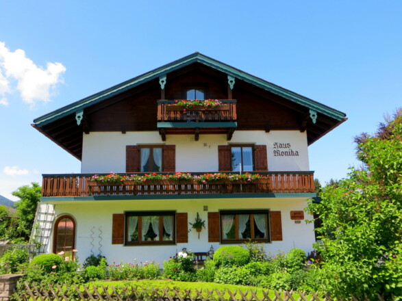 Hausansicht im Sommer