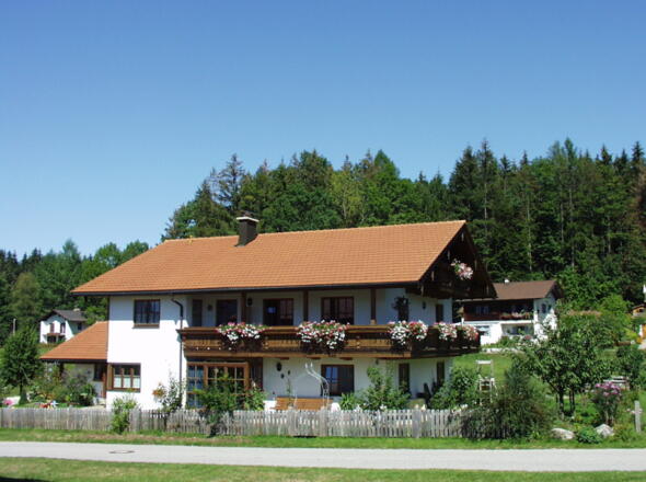 Hausansicht im Sommer