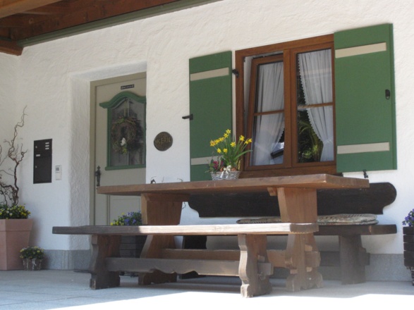 Sitzgruppe vorm Haus